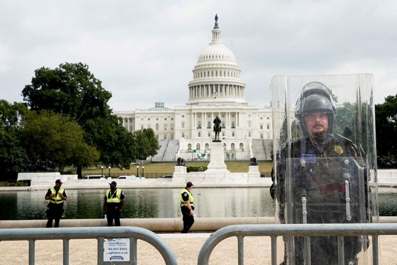 &copy; Reuters. FILE PHOTO: A riot police officer stands guard during a rally in support of defendants being prosecuted in the January 6 attack on the Capitol, in Washington, U.S., September 18, 2021. REUTERS/Elizabeth Frantz/File Photo