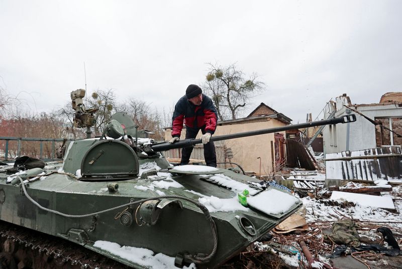 &copy; Reuters. Morador sobre tanque destruído em Bucha, na região de Kiev, durante invasão da Rússia à Ucrânia
01/03/2022
REUTERS/Serhii Nuzhnenko