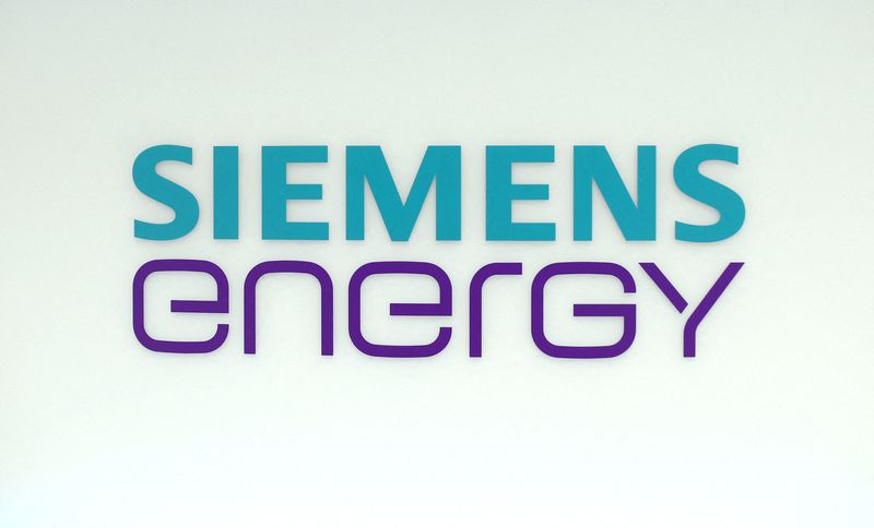 &copy; Reuters. FILE PHOTO: A company logo of Siemens Energy AG is pictured during Siemens Energy's initial public offering (IPO) at the Frankfurt Stock Exchange in Frankfurt, Germany, September 28, 2020.     REUTERS/Ralph Orlowski/