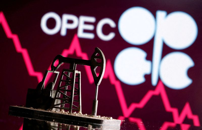 &copy; Reuters. FOTO DE ARCHIVO. Imagen de ilustración de una bomba de extracción de petróleo impreso en 3D delante de un gráfico de acciones y el logo de la OPEP. 14 de abril de 2020. REUTERS/Dado Ruvic