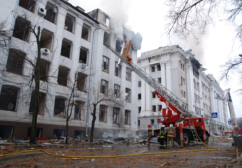 &copy; Reuters. Bomberos trabajan para extinguir un incendio en el edificio de la Universidad Nacional de Járkov, que según las autoridades de la ciudad fue dañado por los recientes bombardeos, en Járkov, Ucrania. 2 de marzo de 2022. REUTERS/Oleksandr Lapshyn