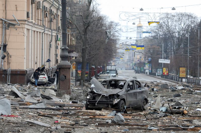 &copy; Reuters. Vista que muestra el área cerca de un edificio de administración regional, que autoridades de la ciudad dicen que fue golpeado por un ataque con misiles, en el centro de Járkov, Ucrania. 1 de marzo, 2022. REUTERS/Vyacheslav Madiyevskyy