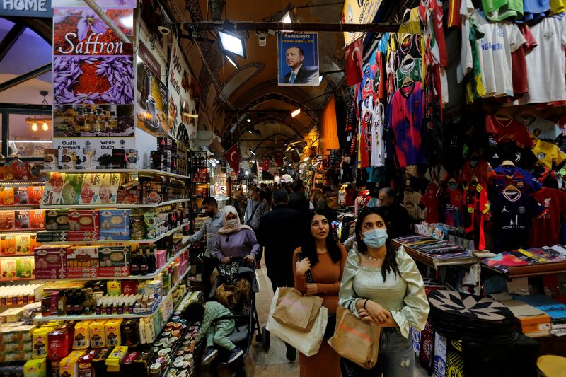 &copy; Reuters. FILE PHOTO: Locals and foreign tourists shop at the Grand Bazaar in Istanbul, Turkey, October 21, 2021. REUTERS/Dilara Senkaya