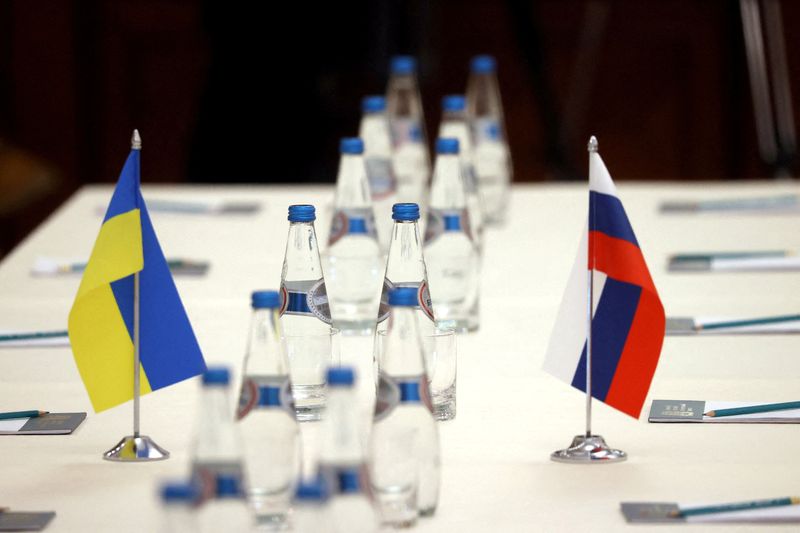 &copy; Reuters. Bandeiras de Rússia e Ucrânia sobre mesa antes de conversações em Belarus
28/02/2022
Sergei Kholodilin/BelTA/Divulgação via REUTERS