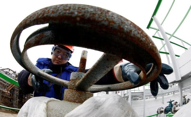 &copy; Reuters. Imagen de archivo de un operario trabajando en en la refinería Bashneft-Novoil de Ufa, Rusia. 11 abril 2013. REUTERS/Sergei Karpukhin