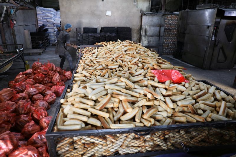 © Reuters. A worker moves bread molds at a bakery in Sanaa, Yemen March 1, 2022. Picture taken March 1, 2022. REUTERS/Khaled Abdullah