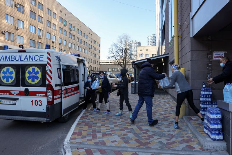 &copy; Reuters. Staff of Okhmadet Children's Hospital carry water to the hospital from an ambulance, as Russia's invasion of Ukraine continues, in Kyiv, Ukraine February 28, 2022. REUTERS/Umit Bektas/File Photo