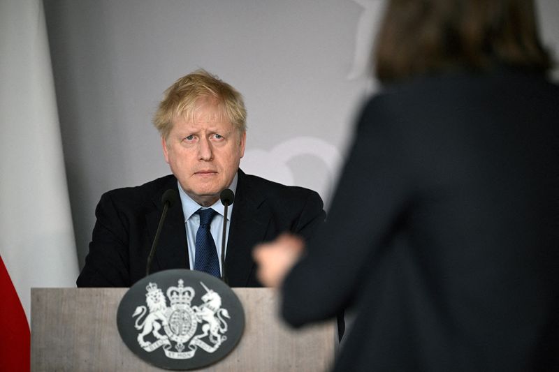 &copy; Reuters. El primer ministro británico, Boris Johnson, escucha a la activista ucraniana Daria Kaleniuk sobre la necesidad de una zona de exclusión aérea en Ucrania, mientras ofrece una conferencia de prensa en la embajada británica en Varsovia, Polonia, 1 de ma