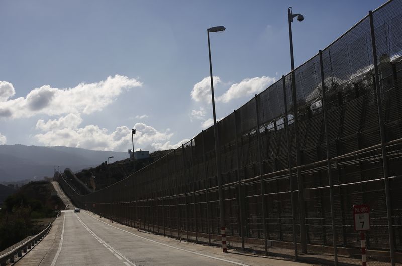 &copy; Reuters. FOTO DE ARCHIVO: Un tramo de la valla fronteriza que separa Marruecos del enclave norteafricano español de Melilla, el 3 de diciembre de 2013. REUTERS/Juan Medina   