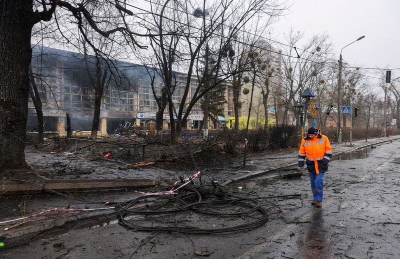 &copy; Reuters. Homem passa por local de ataque aéreo russo em Kiev
02/02/2022
REUTERS/Umit Bektas