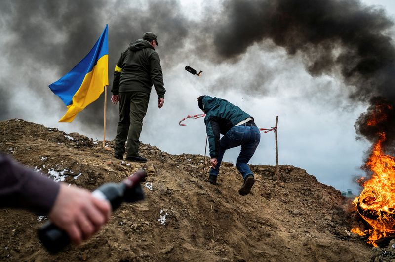 &copy; Reuters. Civis treinam lançamento de coqueteis Molotov para defender a cidade ucraniana de Zhytomyr de tropas invasoras da Rússia
01/03/2022
REUTERS/Viacheslav Ratynskyi