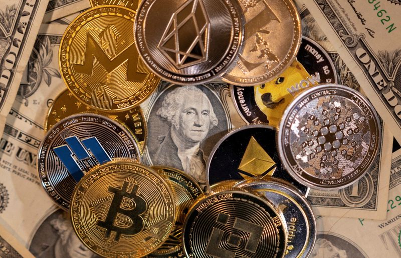 &copy; Reuters. FILE PHOTO: Representations of virtual cryptocurrencies are placed on U.S. Dollar banknotes in this illustration taken November 28, 2021. REUTERS/Dado Ruvic/