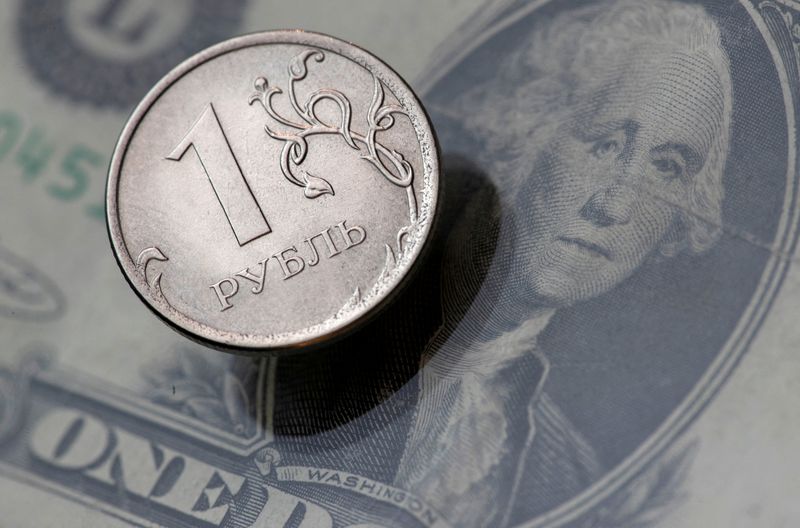 &copy; Reuters. FOTO DE ARCHIVO: Una moneda de rublo ruso sobre un billete de dólar estadounidense