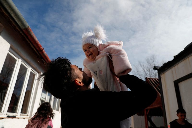 &copy; Reuters. Un niño, que huyó de la invasión de Rusia a Ucrania, juega con un bebé en la casa de un residente en Tiszabecs, Hungría. 2 de marzo, 2022. REUTERS/Bernadett Szabo