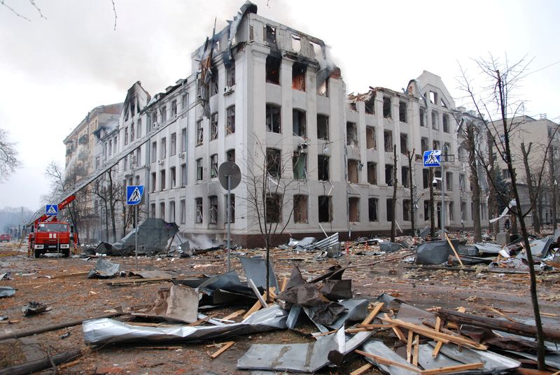 © Reuters. Firefighters work to extinguish a fire at the Kharkiv National University building, which city officials said was damaged by recent shelling, in Kharkiv, Ukraine March 2, 2022. REUTERS/Oleksandr Lapshyn