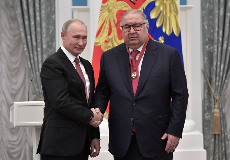 &copy; Reuters. Russian President Vladimir Putin shakes hands with Russian businessman and founder of USM Holdings Alisher Usmanov at the Kremlin in Moscow, Russia November 27, 2018. Sputnik/Alexei Nikolsky/Kremlin 