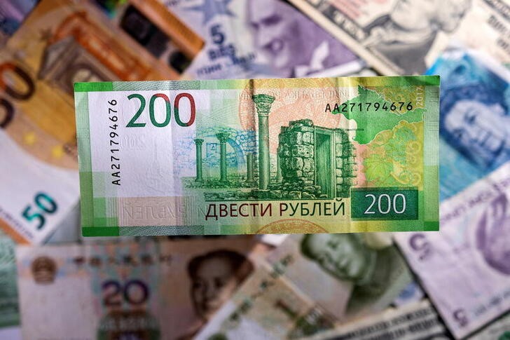 &copy; Reuters. Foto de archivo ilustrativa de un billete de 200 rublos y papeles de otras divisas 
Mar 1, 2022. REUTERS/Dado Ruvic/