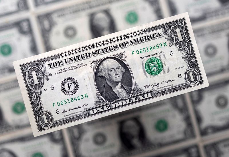 &copy; Reuters. ورقة نقد من فئة الدولار الواحد في صورة توضيحية بتاريخ 14 فبراير شباط 2022. تصوير: دادو روفيتش - رويترز.