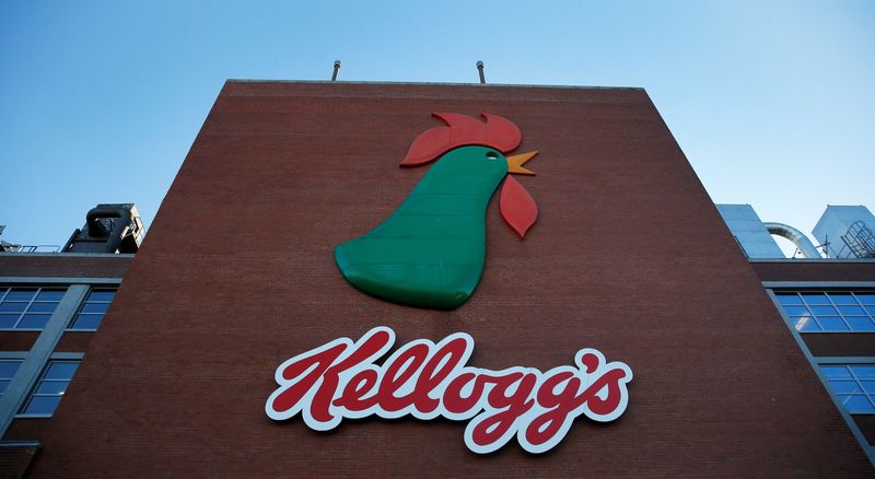 &copy; Reuters. FILE PHOTO: A sign hangs outside the Kellogg's factory near Manchester, Britain March 7, 2016.  REUTERS/Phil Noble