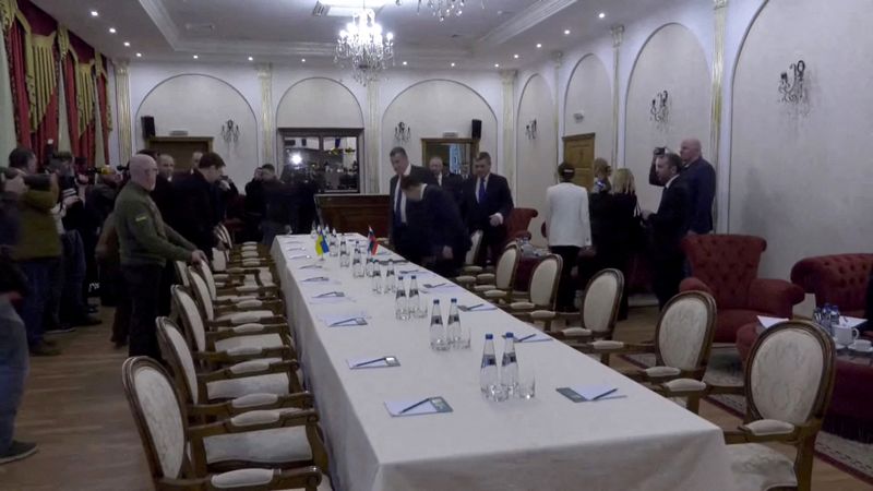 &copy; Reuters. Ministro da Defesa ucraniano, Oleksii Reznikov, se prepara para conversar com Vladimir Medinsky, assessor presidencial da Rússia e chefe da delegação, na região de Gomel, em Belarus
28/02/20222
BelTA/Divulgação via REUTERS