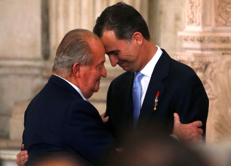 &copy; Reuters. FOTO DE ARCHIVO: El rey emérito de España, Juan Carlos (izquierda), y su hijo, Felipe, se abrazan durante la ceremonia de abdicación del primero en el Palacio Real de Madrid, España, el 18 de junio de 2014. REUTERS/Juan Medina