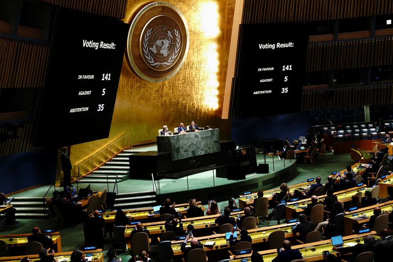 © Reuters. A general view shows the results of the voting during the 11th emergency special session of the 193-member U.N. General Assembly on Russia's invasion of Ukraine, at the United Nations Headquarters in Manhattan, New York City, U.S., March 2, 2022. REUTERS/Carlo Allegri