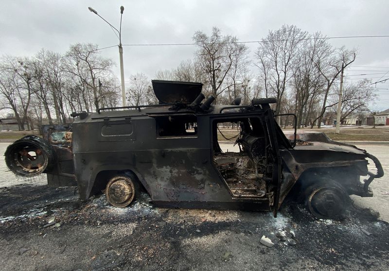 &copy; Reuters. Veículo militar russo destruído na cidade ucraniana de Kharkiv
28/02/2022
REUTERS/Vitaliy Gnidyi