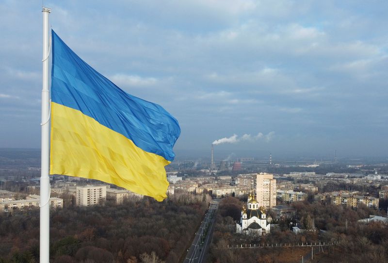 © Reuters. The national flag of Ukraine flies over the town of Kramatorsk, Ukraine November 25, 2021.  REUTERS/Valentyn Ogirenko