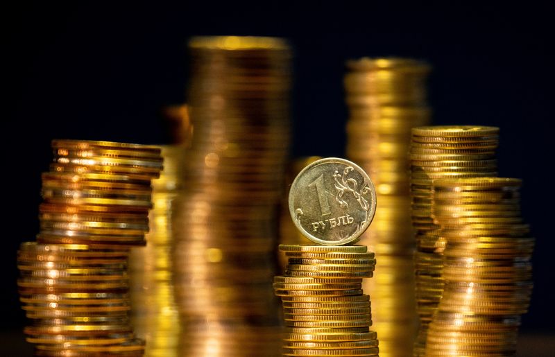 © Reuters. A view shows Russian rouble coins in this illustration picture taken March 25, 2021. REUTERS/Maxim Shemetov/Illustration