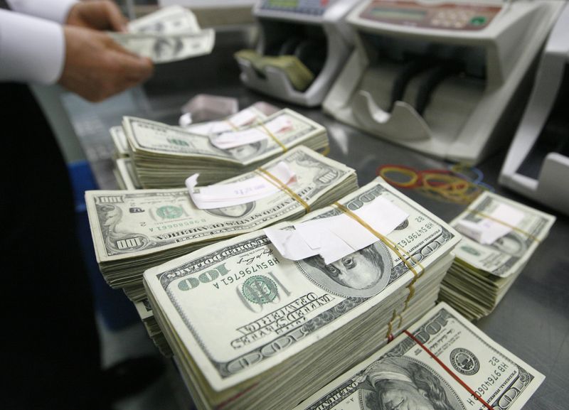 &copy; Reuters. Funcionário de banco em Seul conta notas de dólares
26/02/2009
REUTERS/Lee Jae-Won 