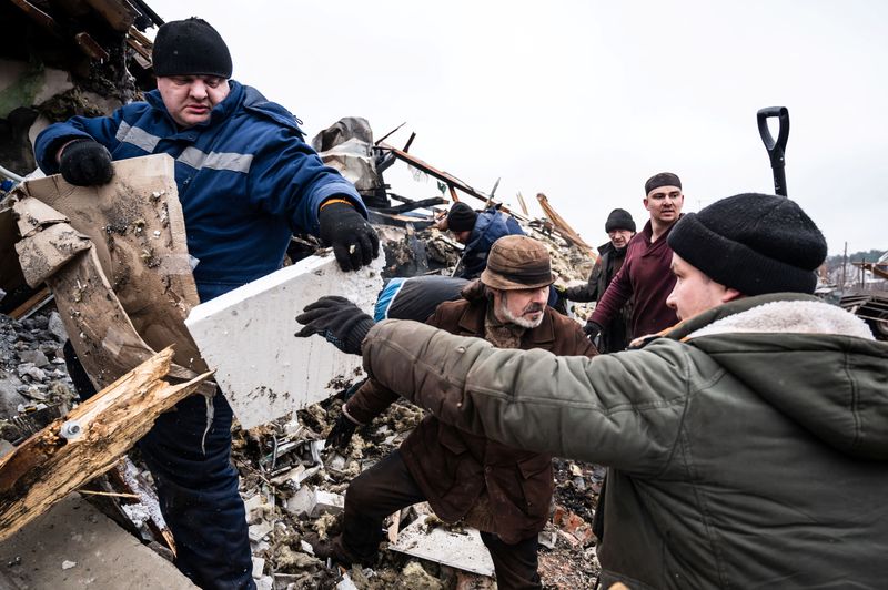 &copy; Reuters. Residentes locales retiran los escombros de un edificio de viviendas destruido por los bombardeos, mientras continúa la invasión rusa de Ucrania, en Zhitomir, Ucrania. 2 de marzo de 2022. REUTERS/Viacheslav Ratynskyi 
