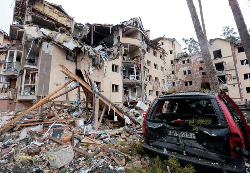 &copy; Reuters. مبنى تدمر جراء القصف الروسي لمنطقة في محيط كييف يوم الثلاثاء. رويترز