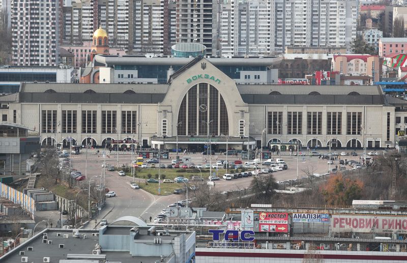 &copy; Reuters. محطة القطارات المركزية في كييف من الخارج في 27 فبراير شباط 2022. رويترز