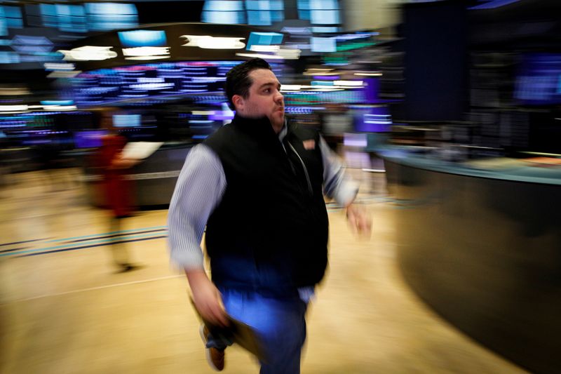 &copy; Reuters. Operadores trabalham na Bolsa de Nova York, EUA
13/10/2021
REUTERS/Brendan McDermid 