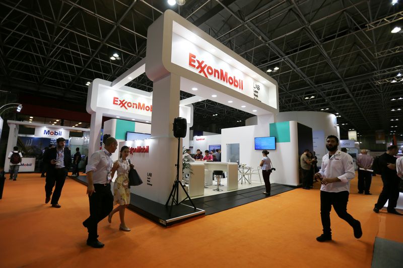 © Reuters. People walk near the booth of the Exxon Mobil Corp at the Rio Oil and Gas Expo and Conference in Rio de Janeiro, Brazil September 24, 2018. REUTERS/Sergio Moraes