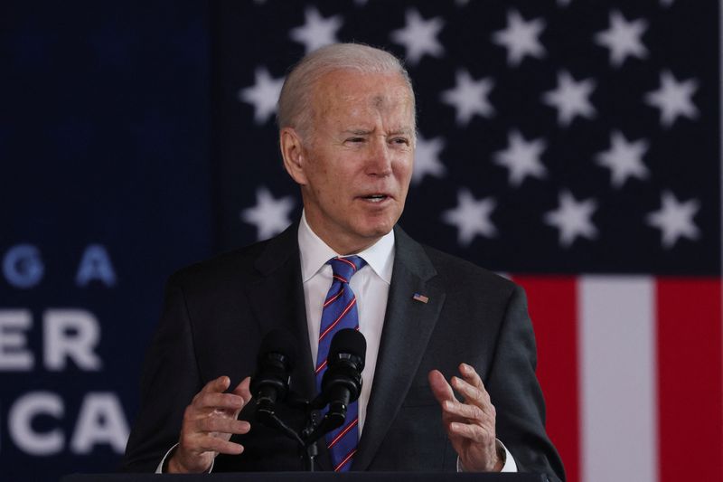 © Reuters. U.S. President Joe Biden delivers remarks at Yellowjacket Union during his visit to the University of Wisconsin-Superior, in Superior, Wisconsin, U.S. March 2, 2022. REUTERS/Evelyn Hockstein