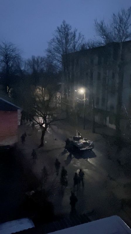 &copy; Reuters. دبابة في أحد شوارع مدينة خيرسون الأوكرانية في لقطة مأخوذة من تسجيل مصور حصلت عليه رويترز يوم الأربعاء من طرف آخر