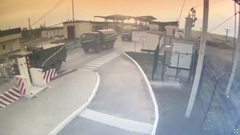 &copy; Reuters. Captura de pantalla de un vídeo que muestra vehículos militares cruzando a la región ucraniana de Jersón desde Crimea a través del puesto de control fronterizo de Kalanchak, después de que el presidente ruso Vladimir Putin autorizó una operación m