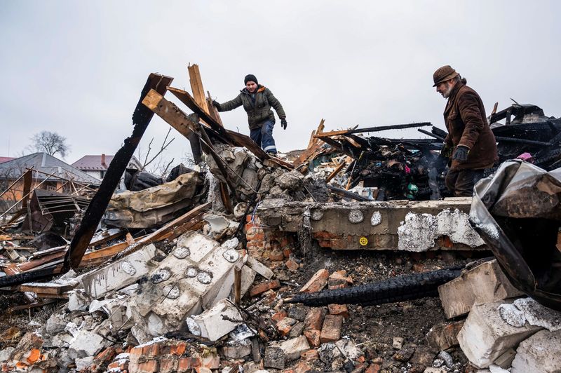 &copy; Reuters. Local residents remove debris of a residential building destroyed by shelling, as Russia's invasion of Ukraine continues, in Zhytomyr, Ukraine March 2, 2022.  REUTERS/Viacheslav Ratynskyi