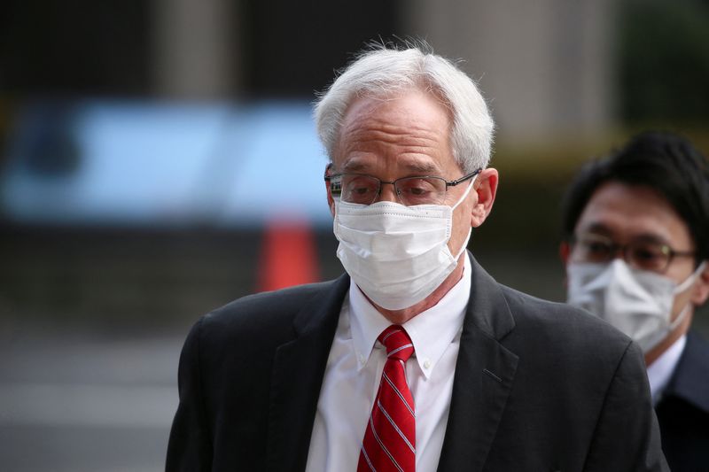 &copy; Reuters. Greg Kelly, former executive of Nissan Motor Co., walks in to the Tokyo District Court, in Tokyo, Japan, March 3, 2022. Zhang Xiaoyu/Pool via REUTERS