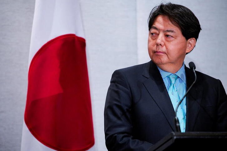 © Reuters. 　林芳正外相は３日午前の参院予算委員会で、日本のウクライナ支持を批判する在日ロシア大使館のツイッターへの投稿について「ロシア側の主張はまったく根拠がなく、受け入れられない」とし、ロシアの侵略に対し「国際秩序の根幹を守り抜く」と述べた。写真はメルボルンで２月撮影（２０２２年　ロイター／Sandra Sanders）