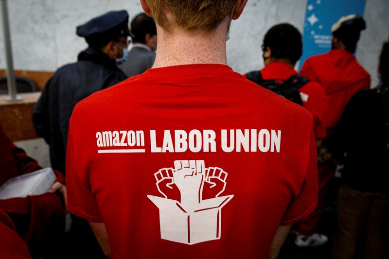 &copy; Reuters. FILE PHOTO: Amazon workers arrive with paperwork to unionize at the NLRB office in Brooklyn, New York, U.S., October 25, 2021. REUTERS/Brendan McDermid/File Photo