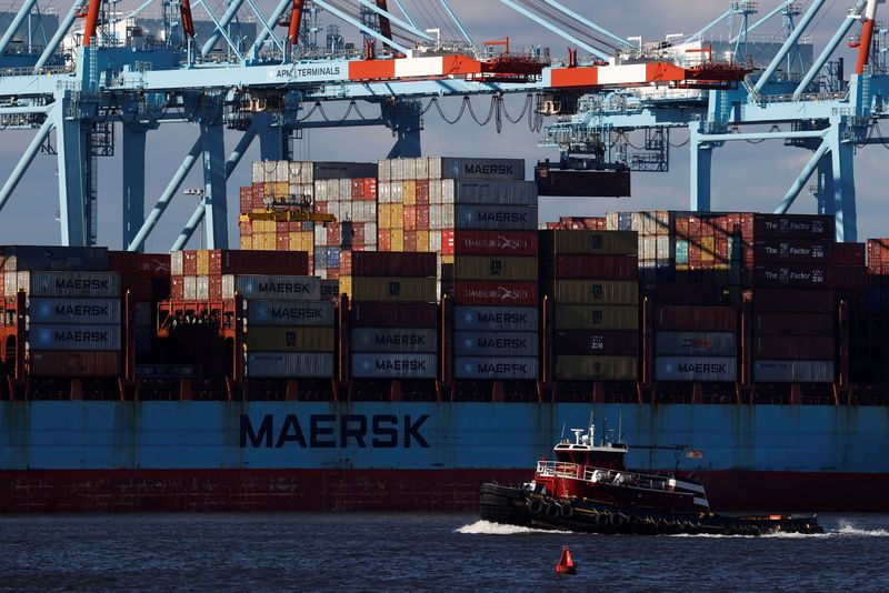 &copy; Reuters. FILE PHOTO: A tugboat passes a Maersk container ship unloading shipping containers on a pier at Port Newark, New Jersey, U.S., November 19, 2021. REUTERS/Mike Segar