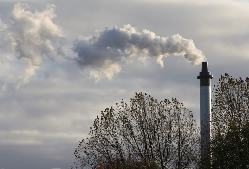 &copy; Reuters. FILE PHOTO -  smoke billowing from a chimney is pictured, as the UN Climate Change Conference (COP26) takes place, in Glasgow, Scotland, Britain, November 6, 2021. REUTERS/Yves Herman