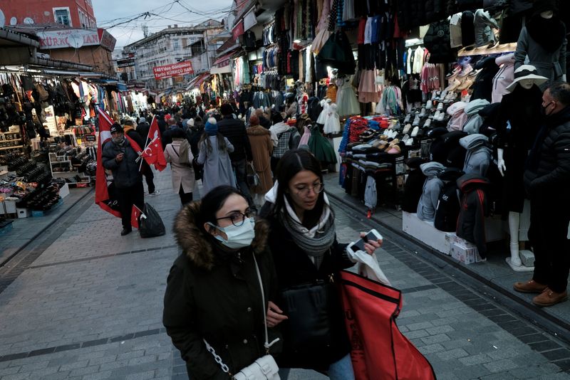 &copy; Reuters. FOTO DE ARCHIVO: Varias personas por un área comercial de Estambul, Turquía, el 13 de enero de 2022. REUTERS/Murad Sezer