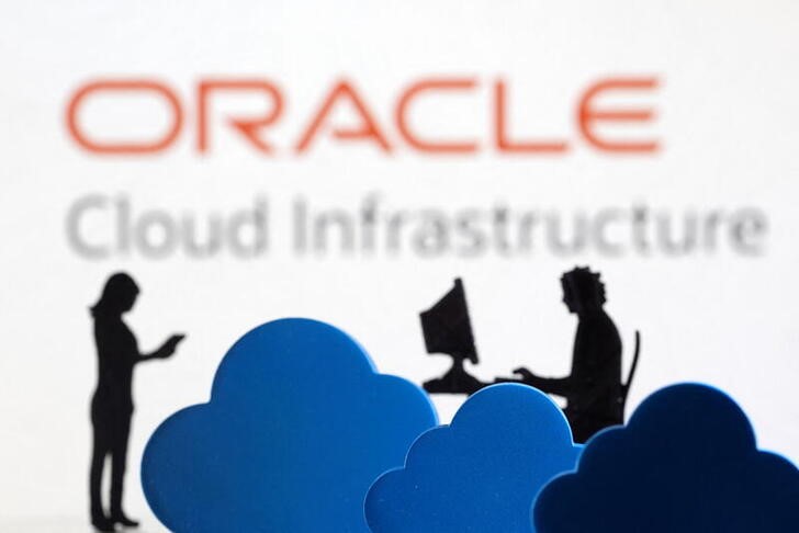 &copy; Reuters. 3D printed clouds and figurines are seen in front of the Oracle cloud service logo in this illustration taken February 8, 2022. REUTERS/Dado Ruvic/Illustration