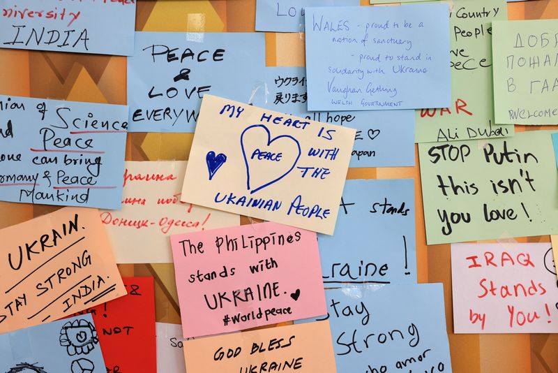 &copy; Reuters. رسائل كتبها زائرون لمعرض إكسبو 2020 في دبي معلقة في جناح أوكرانيا في صورة التقطت يوم الأربعاء. تصوير: كريستوفر بايك - رويترز 
