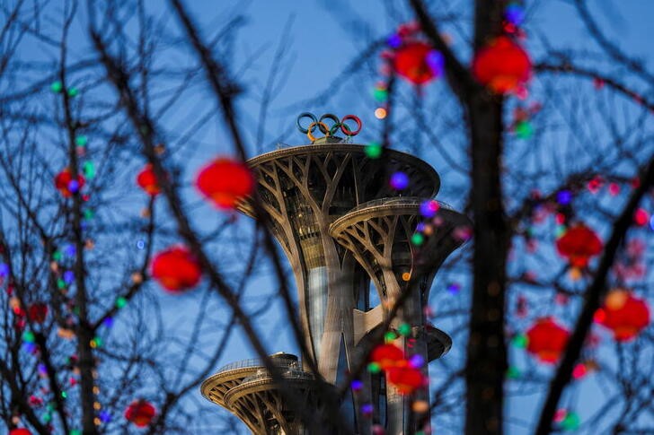 &copy; Reuters. شعار الألعاب الأولمبية على برج في ببكين في صورة التقطت يوم الأربعاء. تصوير: آلي سونج - رويترز 