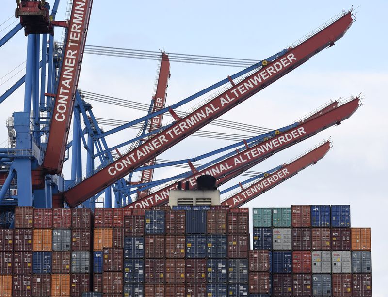 &copy; Reuters. FILE PHOTO - Containers are seen at the loading terminal Altenwerder in the harbour of Hamburg, Germany February 3, 2016. Picture taken February 3, 2016. REUTERS/Fabian Bimmer/File Photo