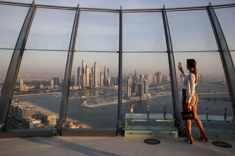 &copy; Reuters. امرأة تلتقط صورة بهاتف ذكي من داخل برج في دبي - صورة من أرشيف رويترز